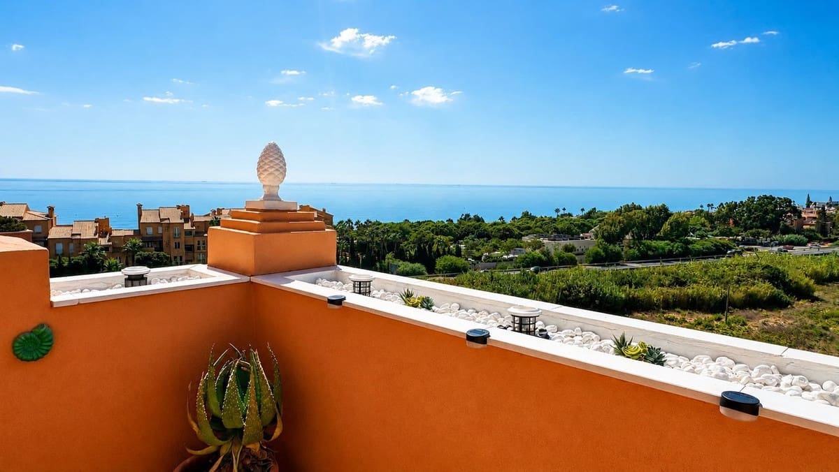1 soverom Penthouse til salgs i La Duquesa / Puerto de la Duquesa med svømmebasseng garasje - € 240 000 (Ref: 10060950)