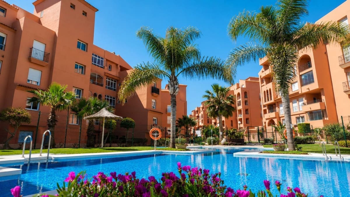 1 soverom Penthouse til salgs i La Duquesa / Puerto de la Duquesa med svømmebasseng garasje - € 240 000 (Ref: 10060950)