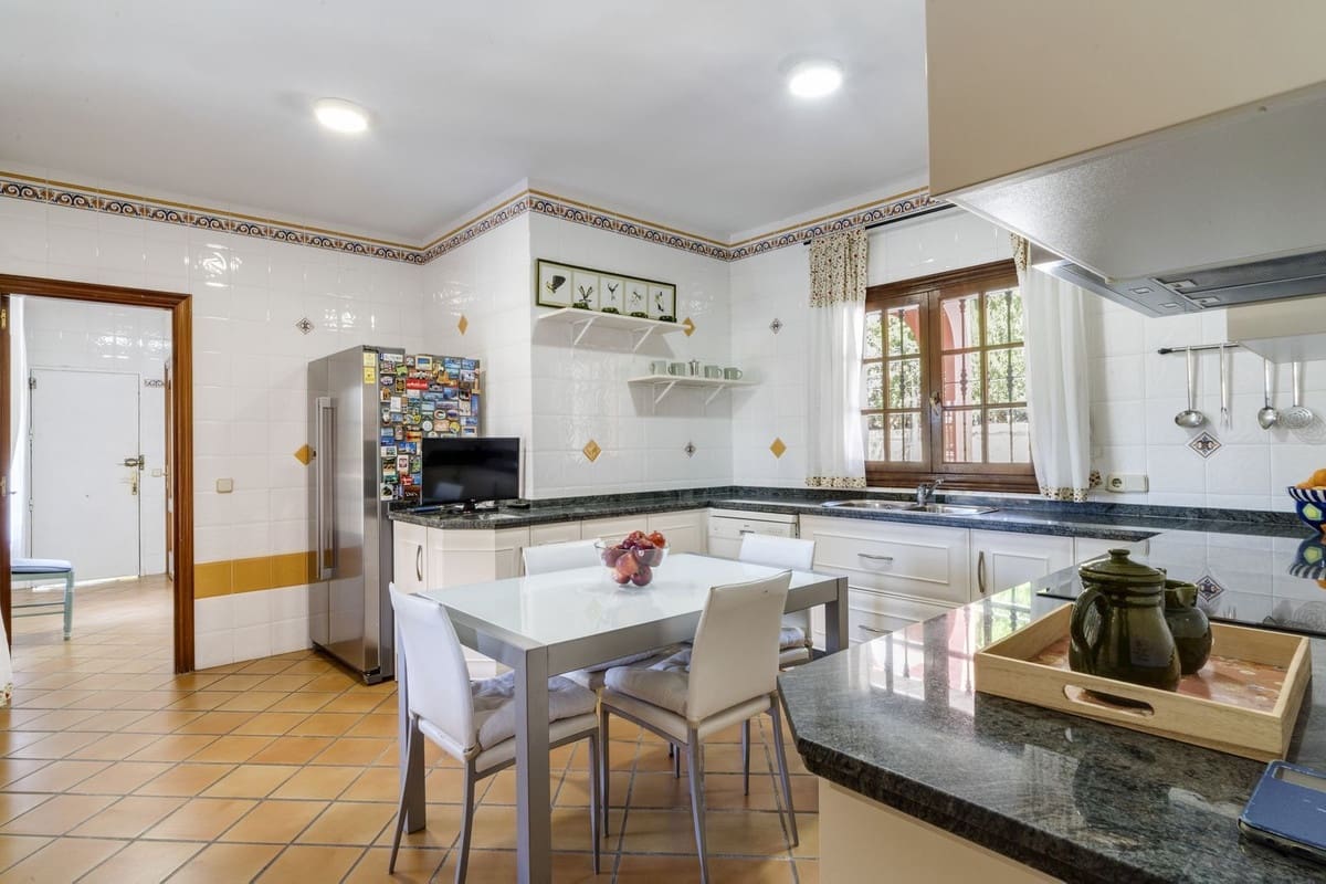 5 sypialnia Willa na sprzedaż w Marbella z basenem garażem - 1 600 000 € (Ref: 10064824)