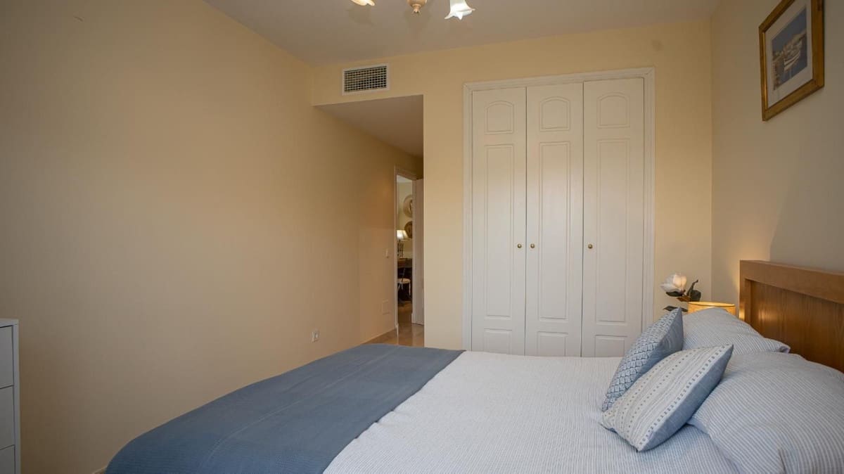 2 bedroom Apartment for sale in La Duquesa / Puerto de la Duquesa with pool garage - € 265,000 (Ref: 10073099)