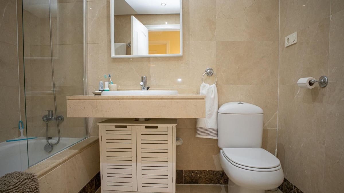 2 bedroom Apartment for sale in La Duquesa / Puerto de la Duquesa with pool garage - € 265,000 (Ref: 10073099)