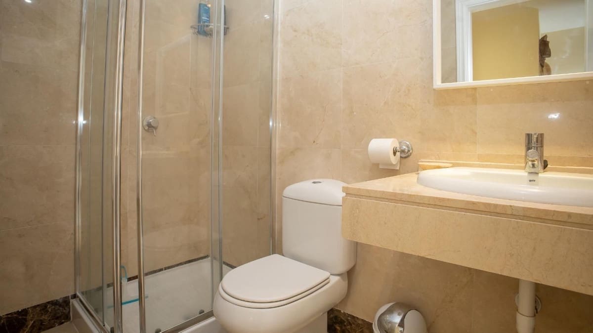 2 bedroom Apartment for sale in La Duquesa / Puerto de la Duquesa with pool garage - € 265,000 (Ref: 10073099)