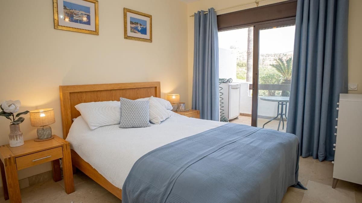 2 bedroom Apartment for sale in La Duquesa / Puerto de la Duquesa with pool garage - € 265,000 (Ref: 10073099)
