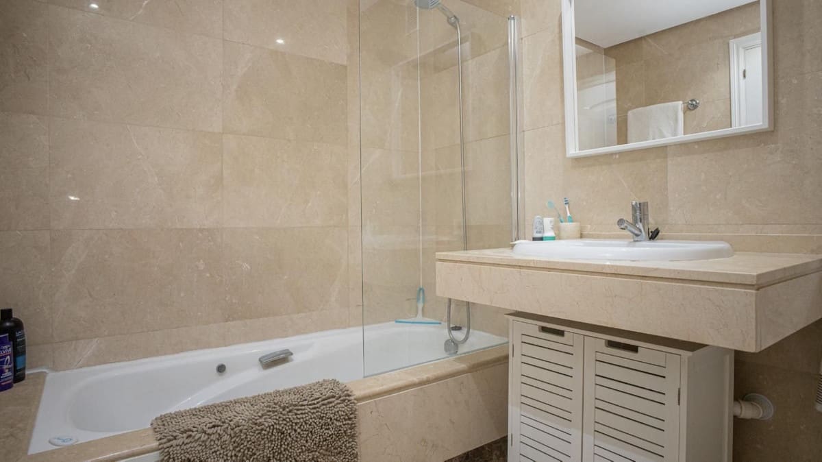 2 bedroom Apartment for sale in La Duquesa / Puerto de la Duquesa with pool garage - € 265,000 (Ref: 10073099)
