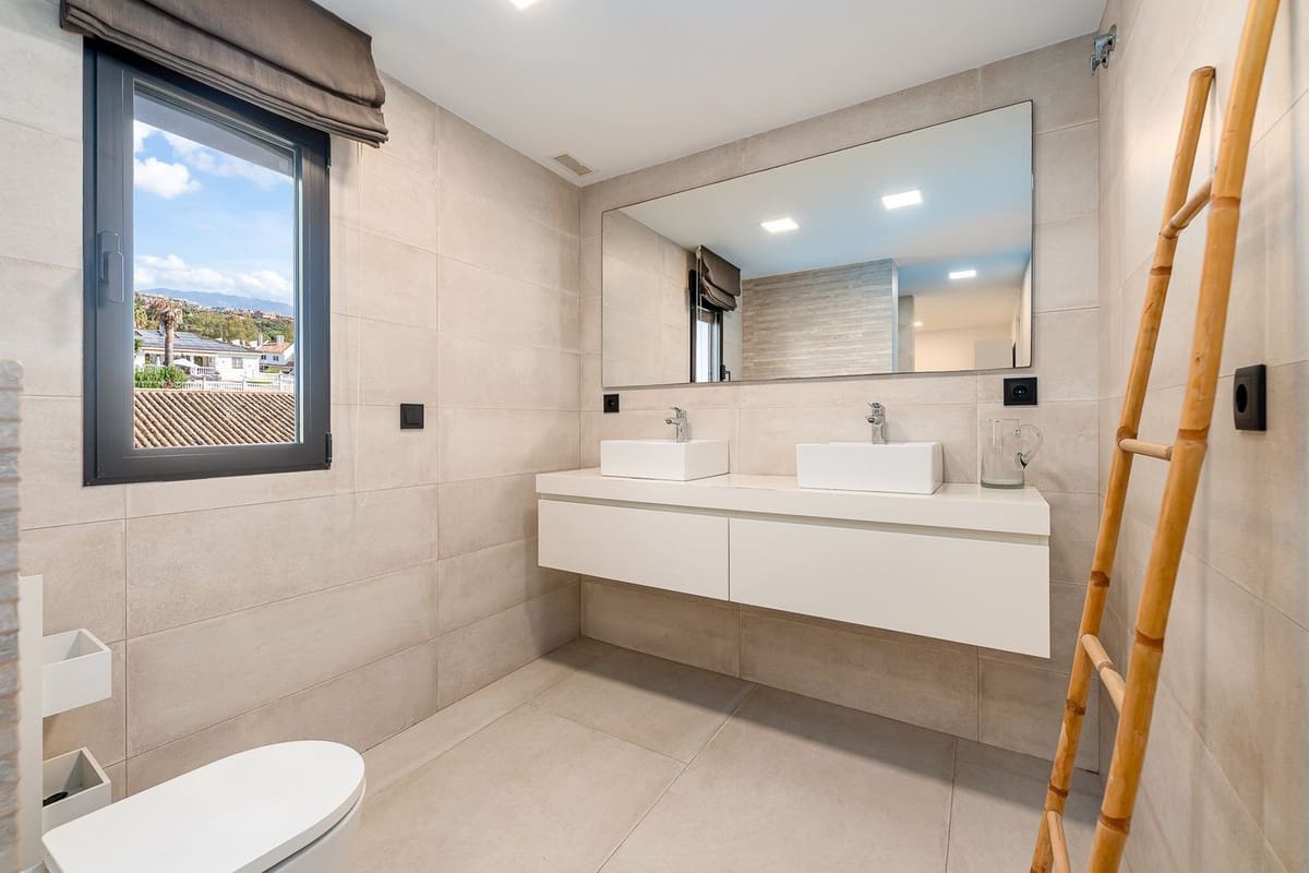 4 Zimmer Villa zu verkaufen in Calahonda mit Pool Garage - 1.975.000 € (Ref: 10095752)