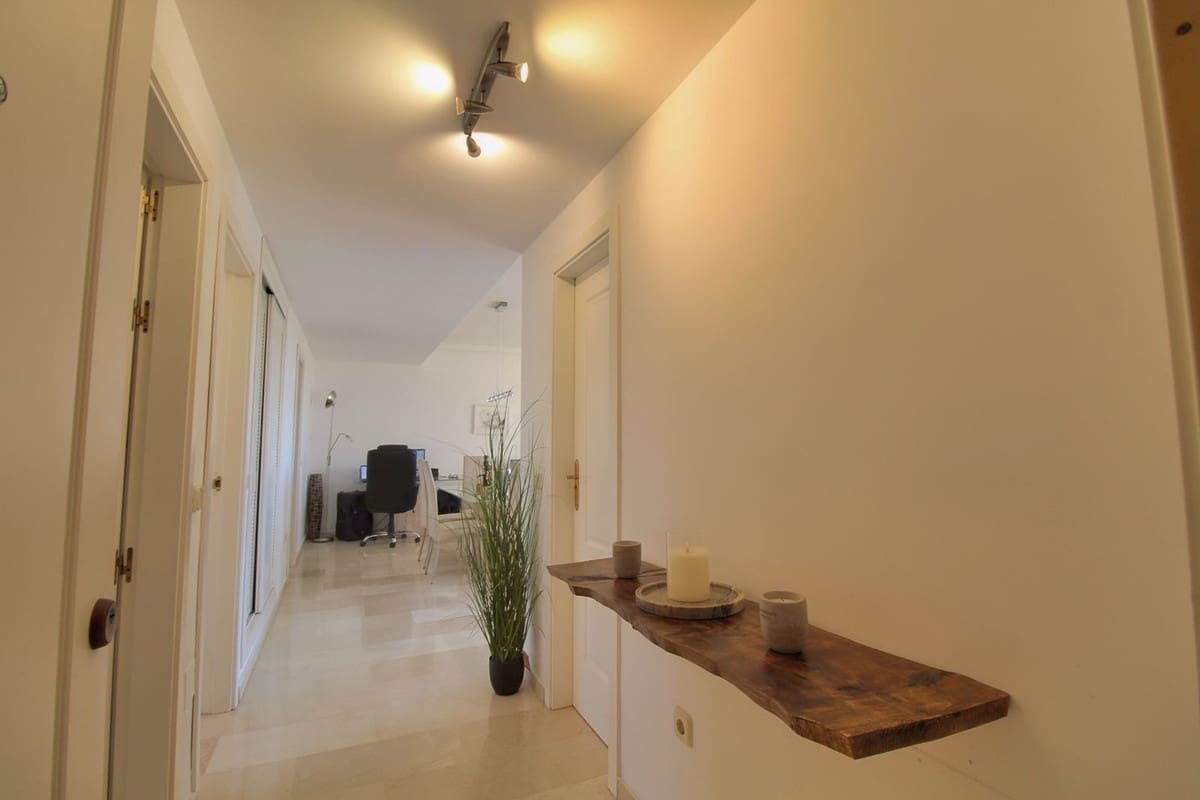 2 soverom Leilighet til salgs i Torrequebrada med svømmebasseng garasje - € 399 000 (Ref: 10099048)