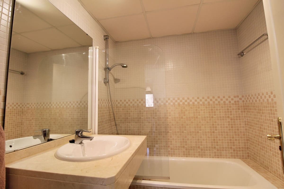 2 soverom Leilighet til salgs i Torrequebrada med svømmebasseng garasje - € 399 000 (Ref: 10099048)