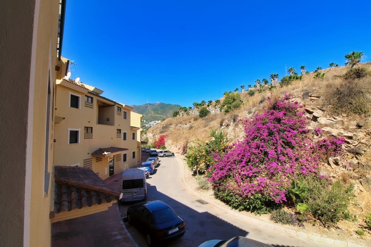 2 soverom Leilighet til salgs i Torrequebrada med svømmebasseng garasje - € 399 000 (Ref: 10099048)