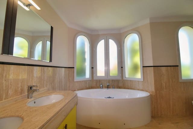 4 sovrum Villa till salu i Guadalmina Alta, Marbella med pool garage - 1 950 000 € (Ref: 10104353)