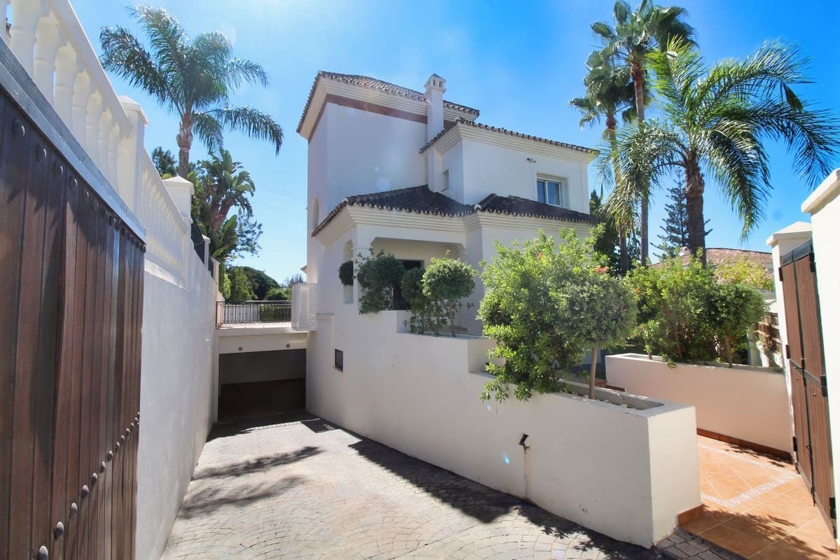 4 sovrum Villa till salu i Guadalmina med pool garage - 1 950 000 € (Ref: 10104353)