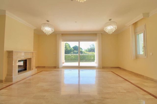 4 sovrum Villa till salu i Guadalmina Alta, Marbella med pool garage - 1 900 000 € (Ref: 10104353)