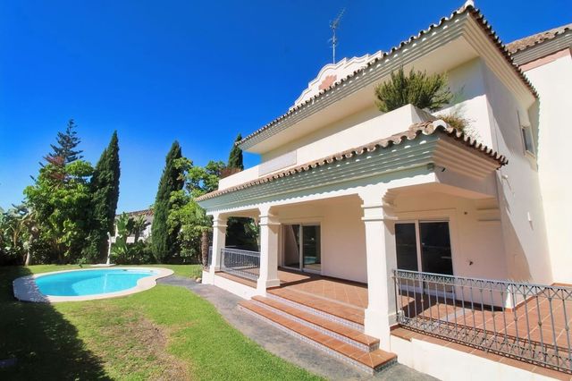 4 sovrum Villa till salu i Guadalmina Alta, Marbella med pool garage - 1 900 000 € (Ref: 10104353)