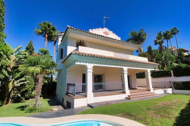 4 sovrum Villa till salu i Guadalmina Alta, Marbella med pool garage - 1 900 000 € (Ref: 10104353)