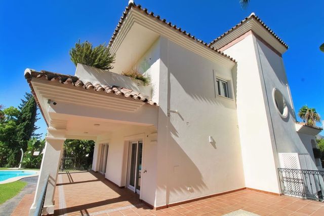 4 sovrum Villa till salu i Guadalmina Alta, Marbella med pool garage - 1 900 000 € (Ref: 10104353)