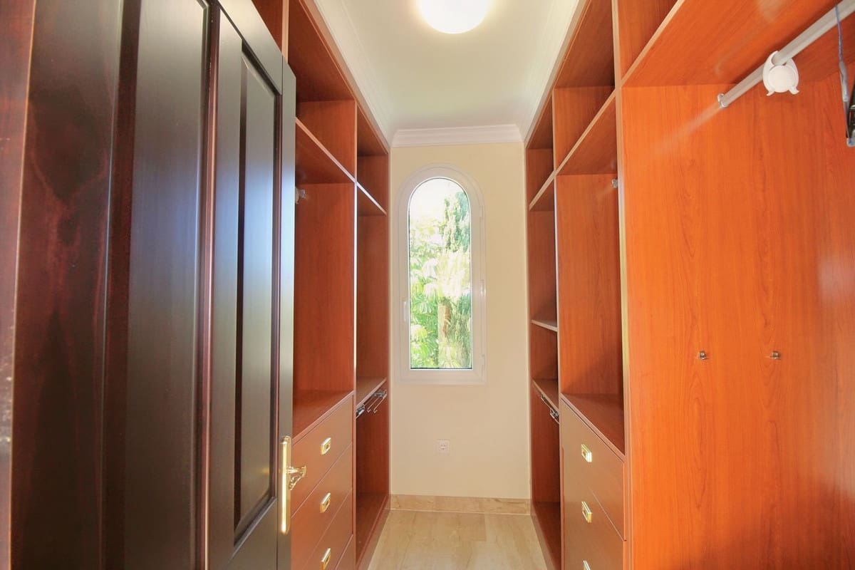 4 bedroom Villa for sale in Guadalmina with pool garage - € 1,900,000 (Ref: 10104353)