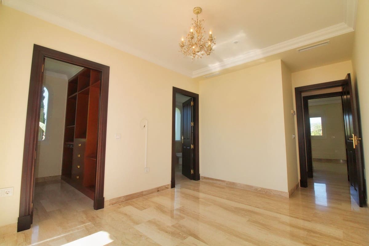 4 bedroom Villa for sale in Guadalmina with pool garage - € 1,900,000 (Ref: 10104353)