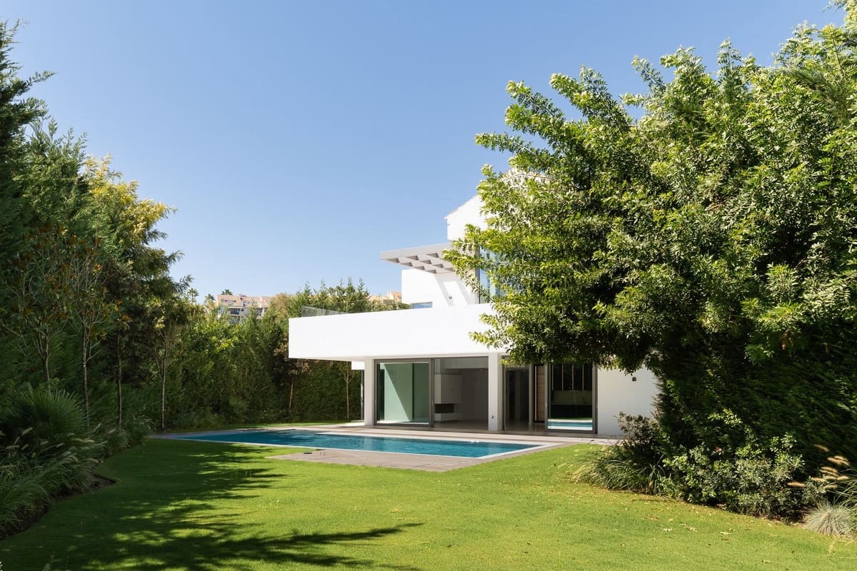 5 sypialnia Willa na sprzedaż w El Paraiso z basenem garażem - 2 250 000 € (Ref: 10110253)