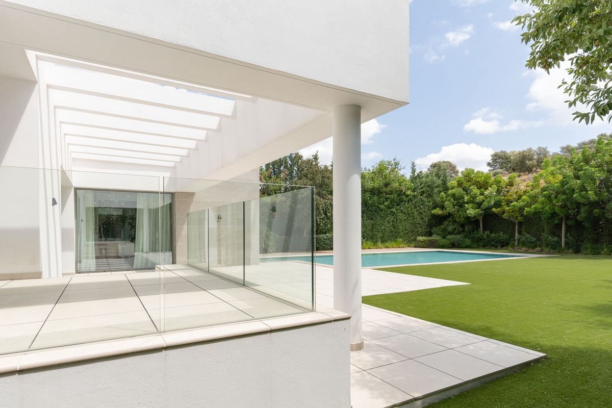 5 sypialnia Willa na sprzedaż w El Paraiso z basenem garażem - 2 250 000 € (Ref: 10110253)