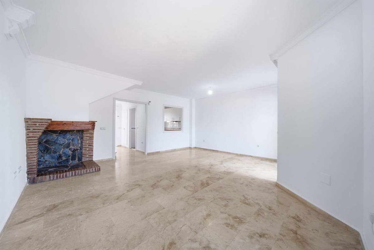Casa de 3 habitaciones en La Duquesa / Puerto de la Duquesa en venta con piscina garaje - 385.000 € (Ref: 10110256)