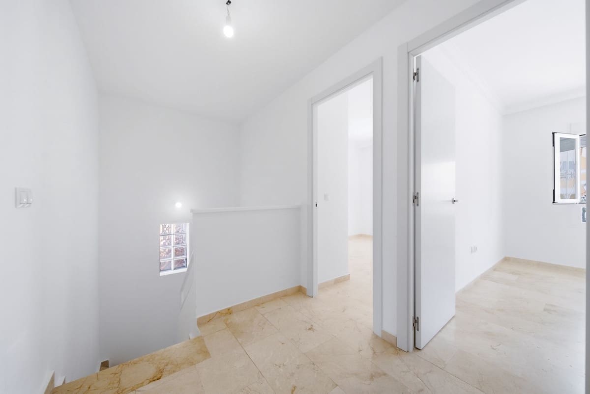 Casa de 3 habitaciones en La Duquesa / Puerto de la Duquesa en venta con piscina garaje - 385.000 € (Ref: 10110256)