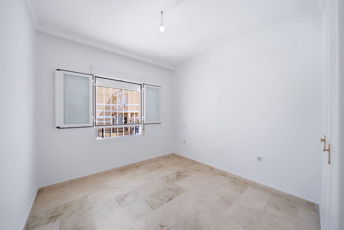 Casa de 3 habitaciones en La Duquesa / Puerto de la Duquesa en venta con piscina garaje - 385.000 € (Ref: 10110256)