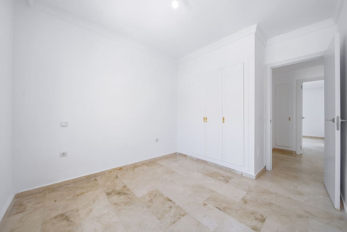 Casa de 3 habitaciones en La Duquesa / Puerto de la Duquesa en venta con piscina garaje - 385.000 € (Ref: 10110256)