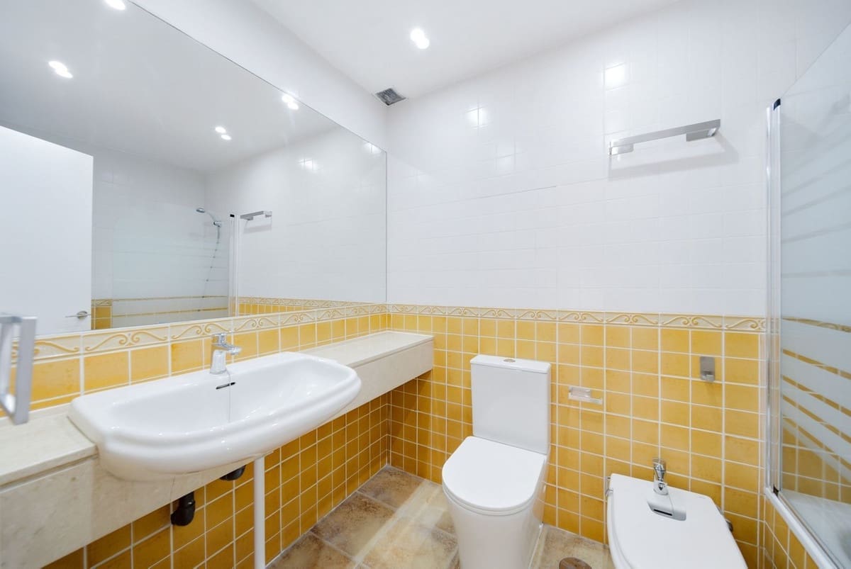 Casa de 3 habitaciones en La Duquesa / Puerto de la Duquesa en venta con piscina garaje - 385.000 € (Ref: 10110256)