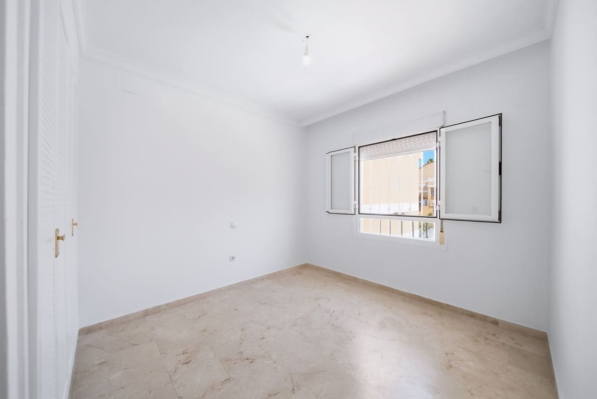 Casa de 3 habitaciones en La Duquesa / Puerto de la Duquesa en venta con piscina garaje - 385.000 € (Ref: 10110256)