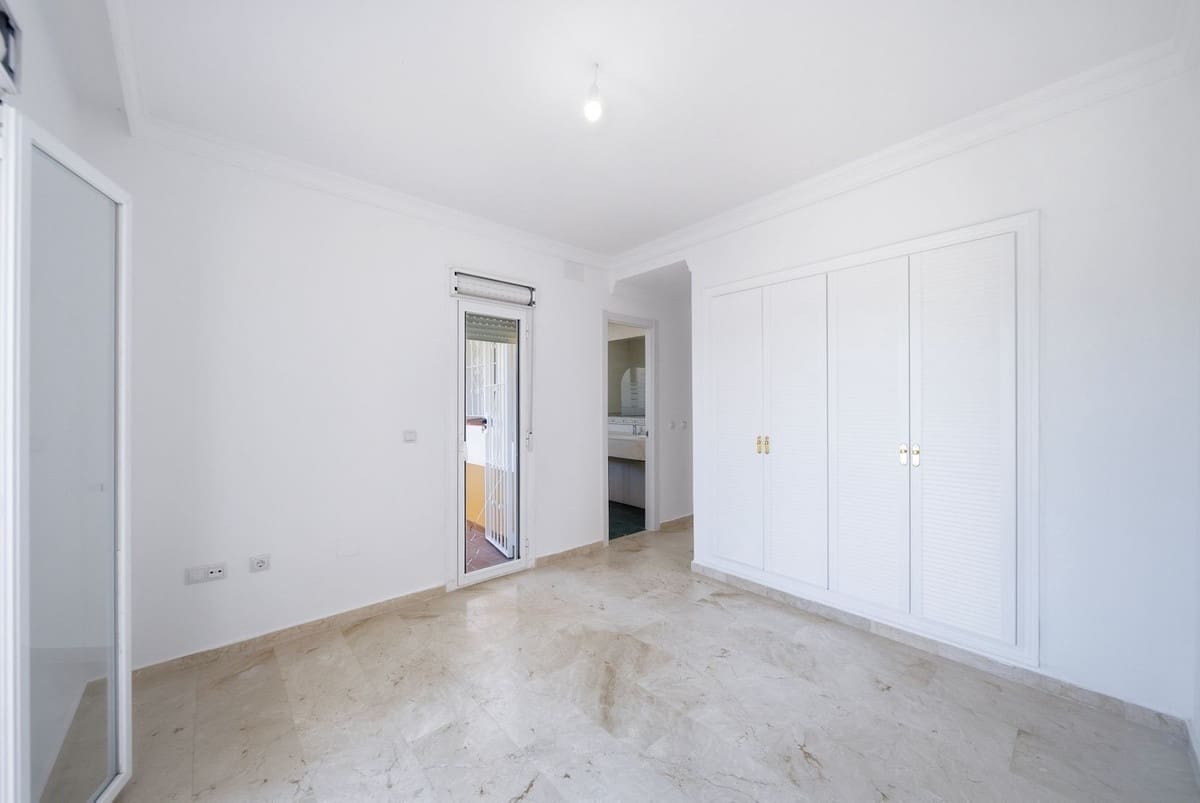 Casa de 3 habitaciones en La Duquesa / Puerto de la Duquesa en venta con piscina garaje - 385.000 € (Ref: 10110256)