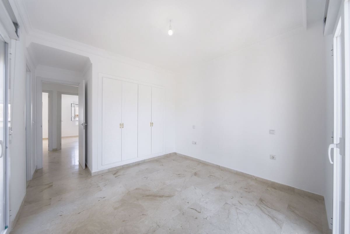 Casa de 3 habitaciones en La Duquesa / Puerto de la Duquesa en venta con piscina garaje - 385.000 € (Ref: 10110256)
