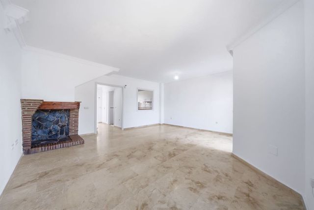 Casa de 3 habitaciones en La Duquesa / Puerto de la Duquesa, Manilva en venta con piscina garaje - 385.000 € (Ref: 10110256)