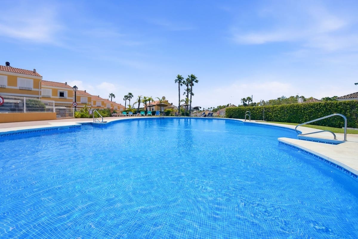 Casa de 3 habitaciones en La Duquesa / Puerto de la Duquesa en venta con piscina garaje - 385.000 € (Ref: 10110256)