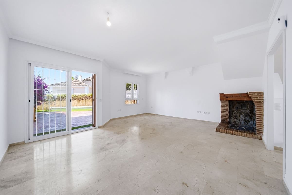 Casa de 3 habitaciones en La Duquesa / Puerto de la Duquesa en venta con piscina garaje - 385.000 € (Ref: 10110256)