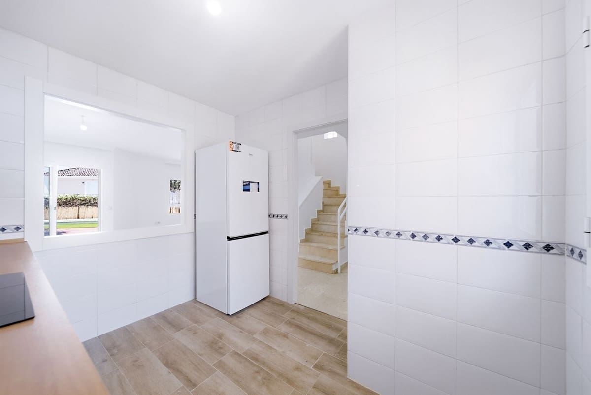Casa de 3 habitaciones en La Duquesa / Puerto de la Duquesa en venta con piscina garaje - 385.000 € (Ref: 10110256)