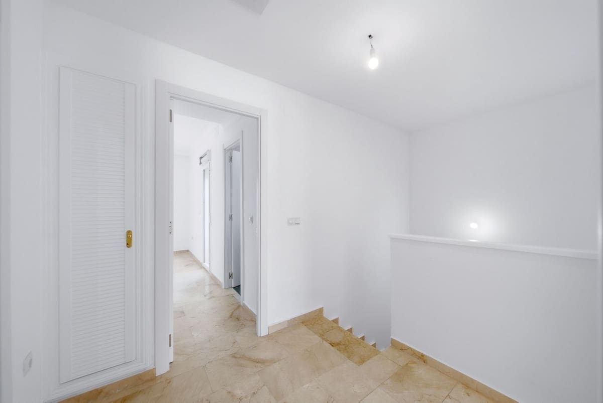 Casa de 3 habitaciones en La Duquesa / Puerto de la Duquesa en venta con piscina garaje - 385.000 € (Ref: 10110256)