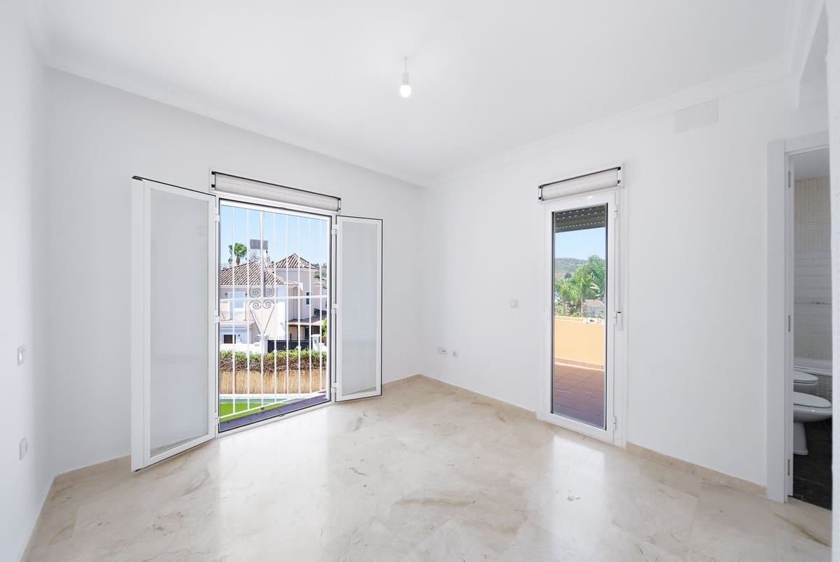 Casa de 3 habitaciones en La Duquesa / Puerto de la Duquesa en venta con piscina garaje - 385.000 € (Ref: 10110256)
