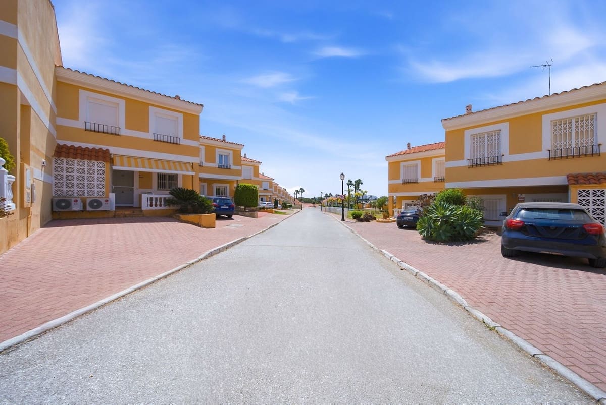 Casa de 3 habitaciones en La Duquesa / Puerto de la Duquesa en venta con piscina garaje - 385.000 € (Ref: 10110256)