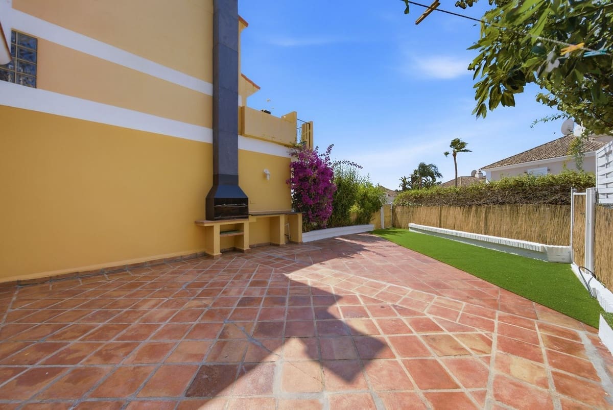 Casa de 3 habitaciones en La Duquesa / Puerto de la Duquesa en venta con piscina garaje - 385.000 € (Ref: 10110256)