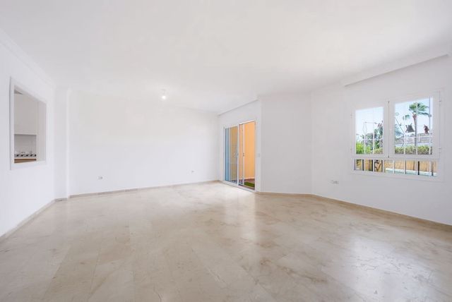 Casa de 3 habitaciones en La Duquesa / Puerto de la Duquesa, Manilva en venta con piscina garaje - 385.000 € (Ref: 10110256)