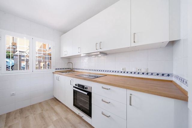 Casa de 3 habitaciones en La Duquesa / Puerto de la Duquesa, Manilva en venta con piscina garaje - 385.000 € (Ref: 10110256)