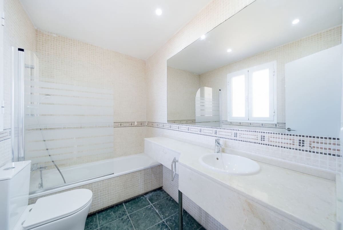 Casa de 3 habitaciones en La Duquesa / Puerto de la Duquesa en venta con piscina garaje - 385.000 € (Ref: 10110256)