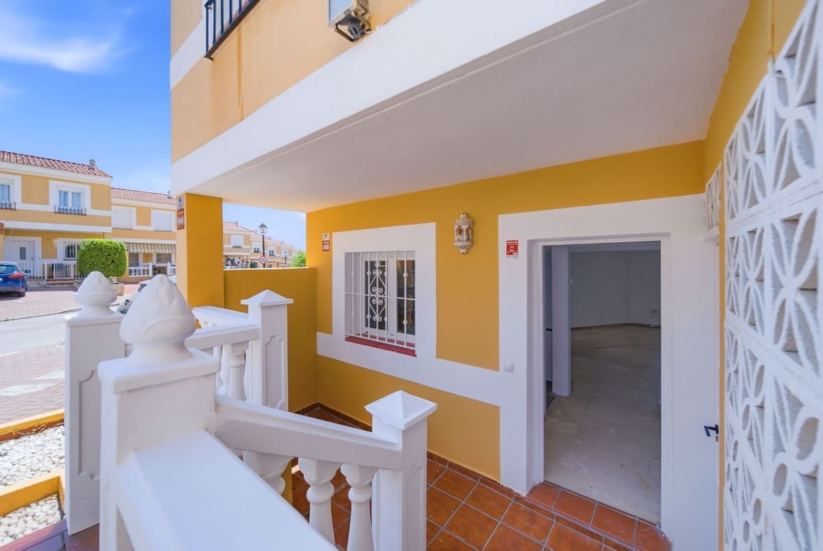Casa de 3 habitaciones en La Duquesa / Puerto de la Duquesa en venta con piscina garaje - 385.000 € (Ref: 10110256)
