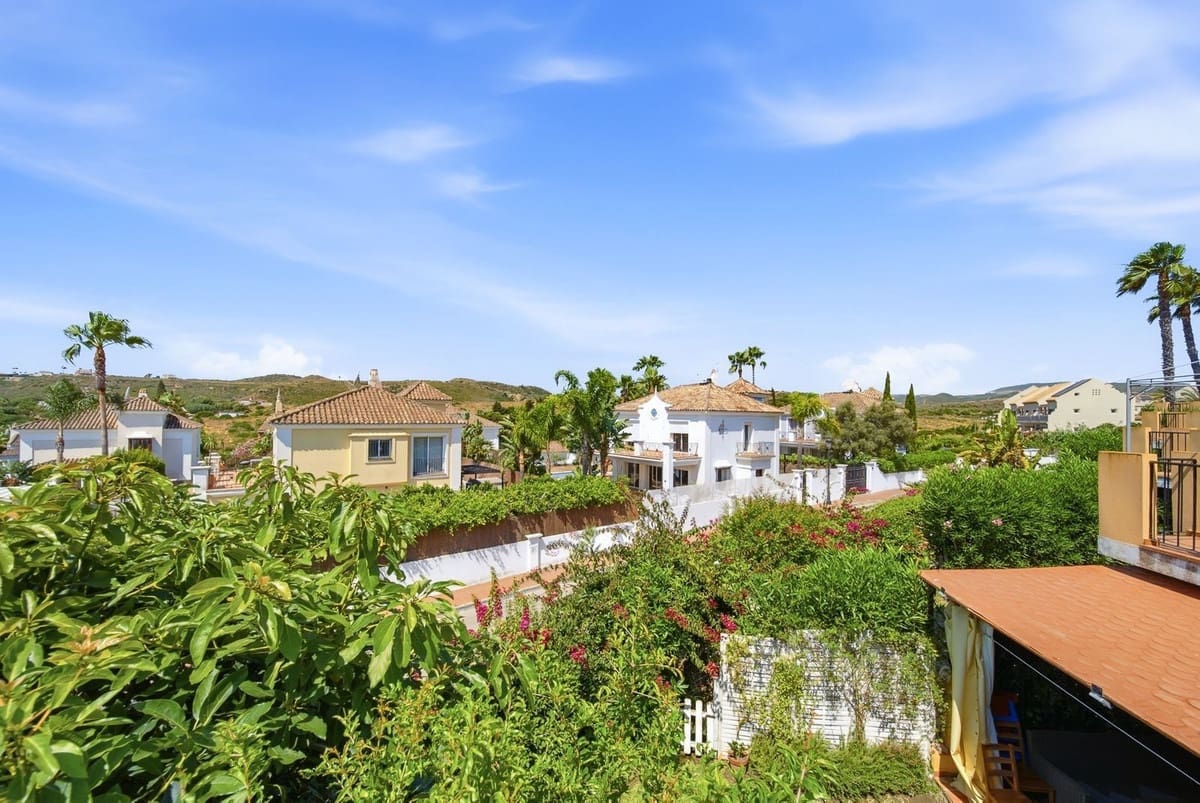 Casa de 3 habitaciones en La Duquesa / Puerto de la Duquesa en venta con piscina garaje - 385.000 € (Ref: 10110256)