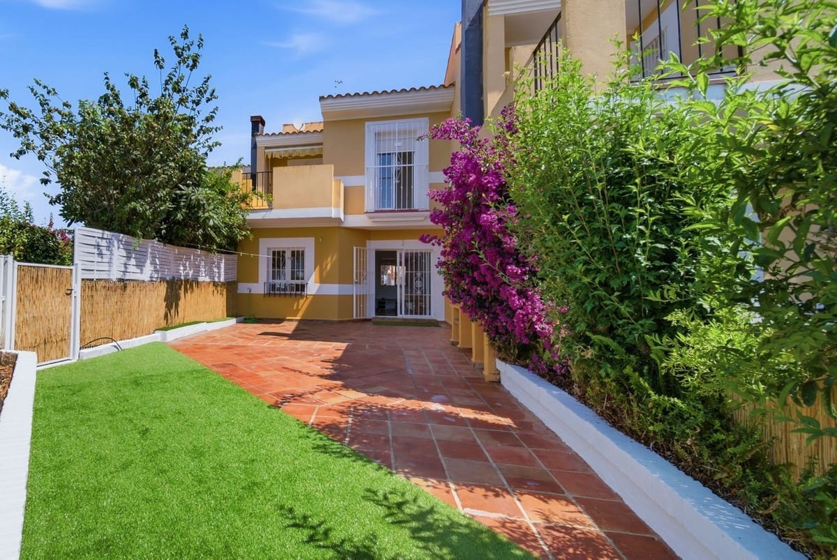 Casa de 3 habitaciones en La Duquesa / Puerto de la Duquesa en venta con piscina garaje - 385.000 € (Ref: 10110256)