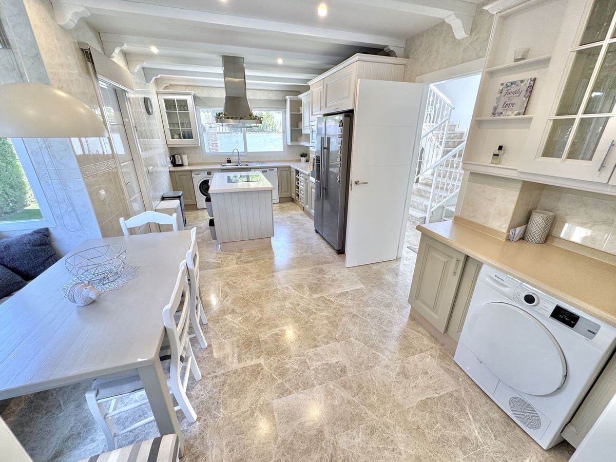 4 sypialnia Willa na sprzedaż w Calahonda z basenem garażem - 1 250 000 € (Ref: 10135244)