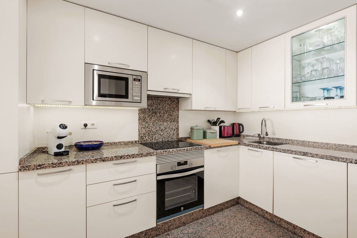 2 soverom Leilighet til salgs i Estepona med svømmebasseng garasje - € 649 000 (Ref: 10141465)