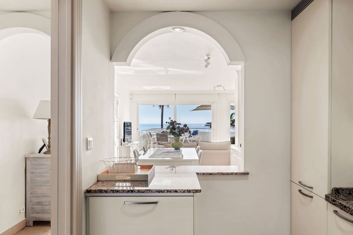 2 soverom Leilighet til salgs i Estepona med svømmebasseng garasje - € 649 000 (Ref: 10141465)