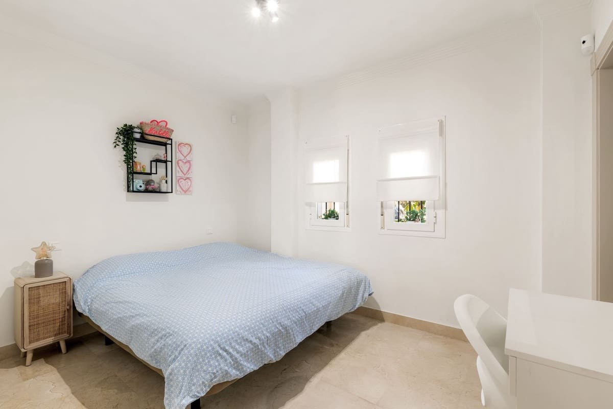 2 soverom Leilighet til salgs i Estepona med svømmebasseng garasje - € 649 000 (Ref: 10141465)