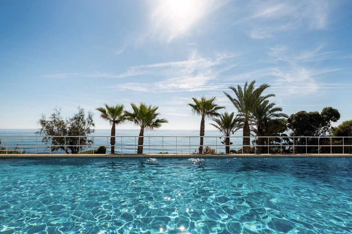 2 soverom Leilighet til salgs i Estepona med svømmebasseng garasje - € 649 000 (Ref: 10141465)