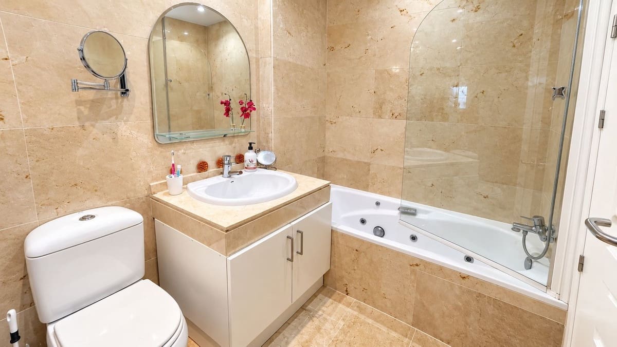 2 soveværelse Lejlighed til salg i La Duquesa / Puerto de la Duquesa med swimmingpool garage - € 299.950 (Ref: 10141567)